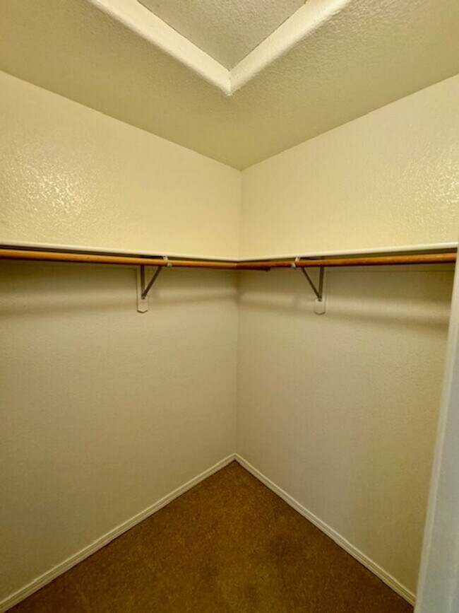 Building Photo - 2 Bedroom 2 Bath Centrally Located Condo