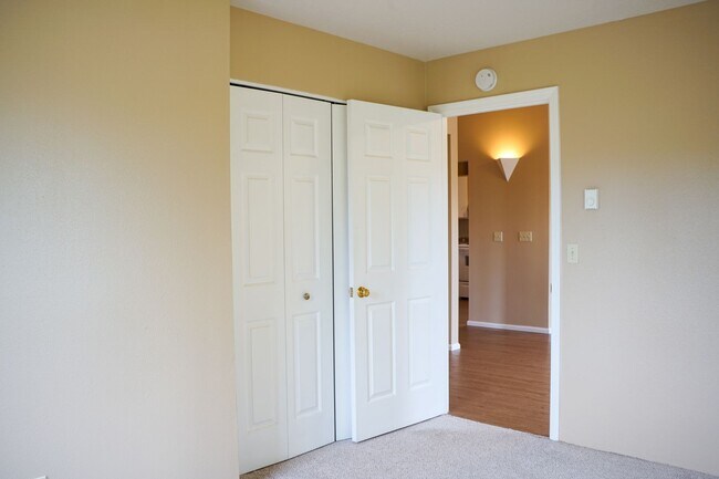 Building Photo - Top Floor 2 Bed 2 Bath with Vaulted Ceilings, Balcony & FREE RENT!