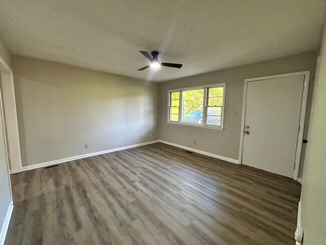 Building Photo - 745 Rustland Dr