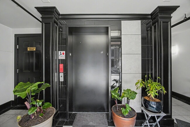 Building Photo - 261 S Limestone