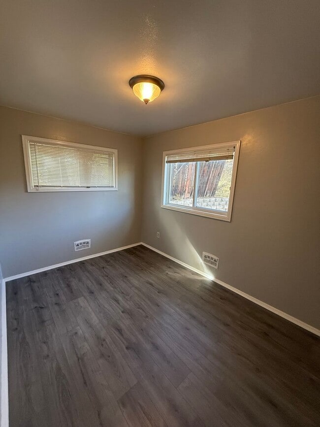 Building Photo - FREE 50in FLAT SCREEN TV Move in Special!!...