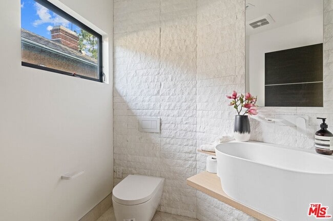 Building Photo - 2301 Donella Cir