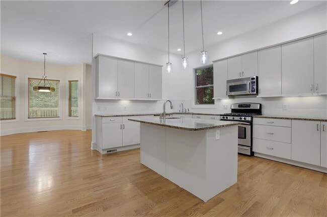 Building Photo - 3228 Silver Lake Dr NE