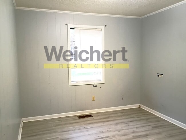 Building Photo - Convenient 3BR/1.5BA Duplex Near Schools and Shopping