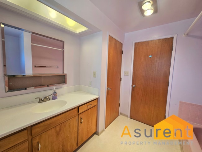 Building Photo - Two Bedroom- Two Full Bathroom Home in des...