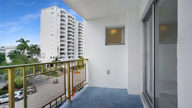 Building Photo - 1340 Lincoln Rd