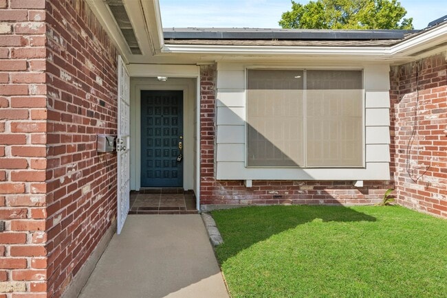 Building Photo - 8818 Edgemoor Dr