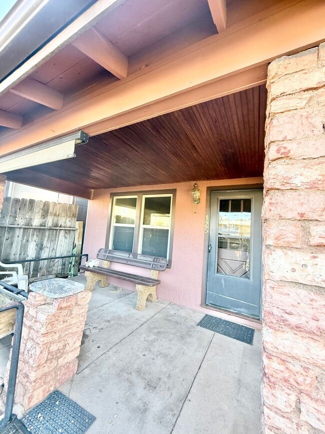 Building Photo - Move in ready home on S Park