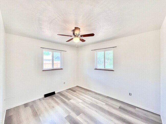 Building Photo - 2428 Clearview Ave