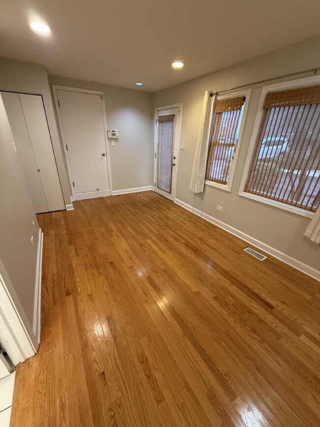 Building Photo - Ideally Located Lincoln Park Townhouse