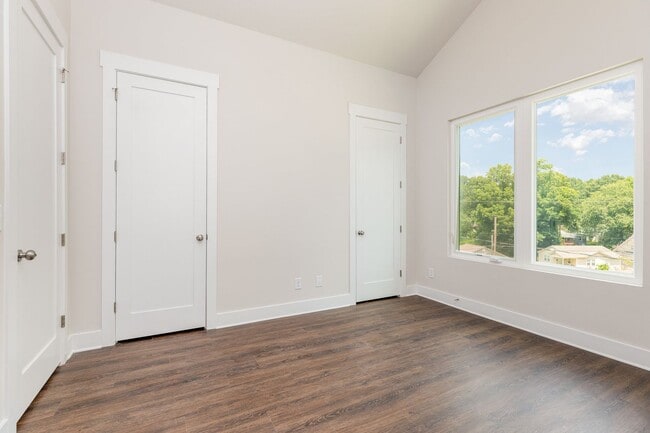 Building Photo - Beautiful 3BR 2.5BA Townhome w/ Full Appliance Kitchen • Garage Parking • Ultra-Modern