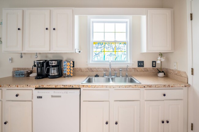 Building Photo - FURNISHED OFF-SEASON MONTHLY RENTAL-STARTI...