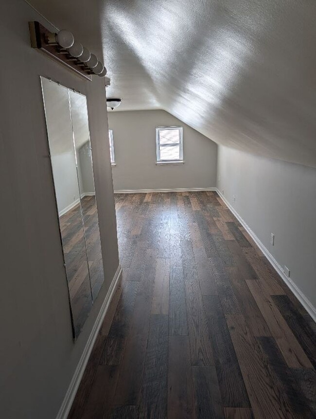 Building Photo - 45 Reel St