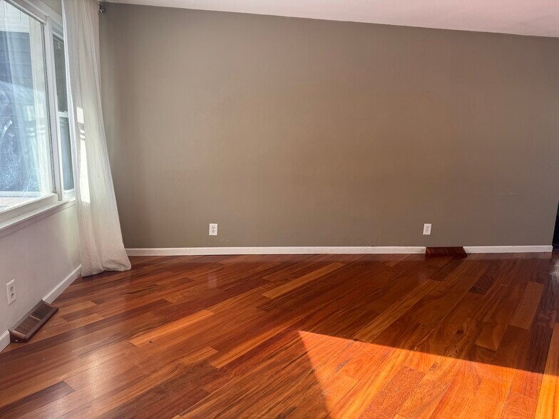 Natural sunlight - 2305 Mayfield Ave