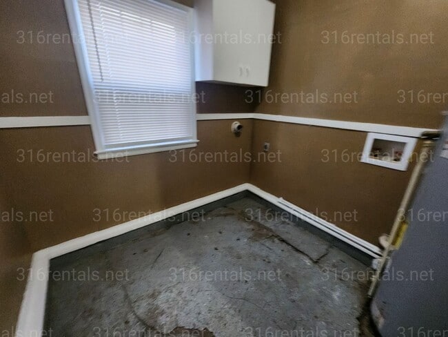 Building Photo - $999 - 3 bedroom/ 1 bathroom Single Family Home