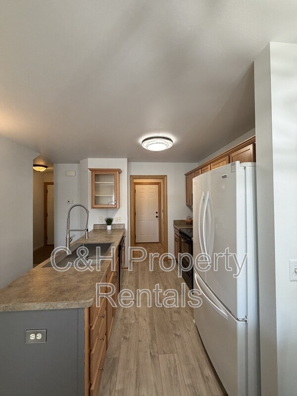 Building Photo - 574 Killarney St