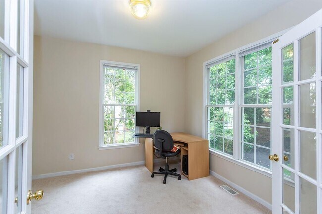 Building Photo - 105 Dairy Ct