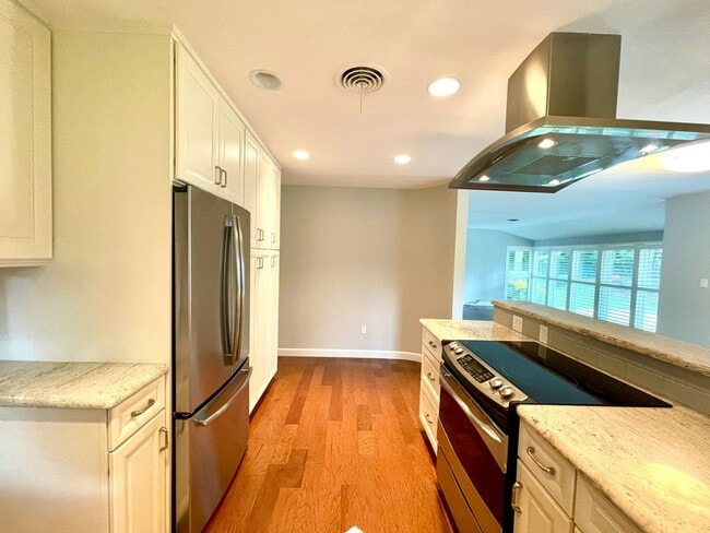 Building Photo - 6 month lease- AVAIL IN AUGUST- Immaculate...