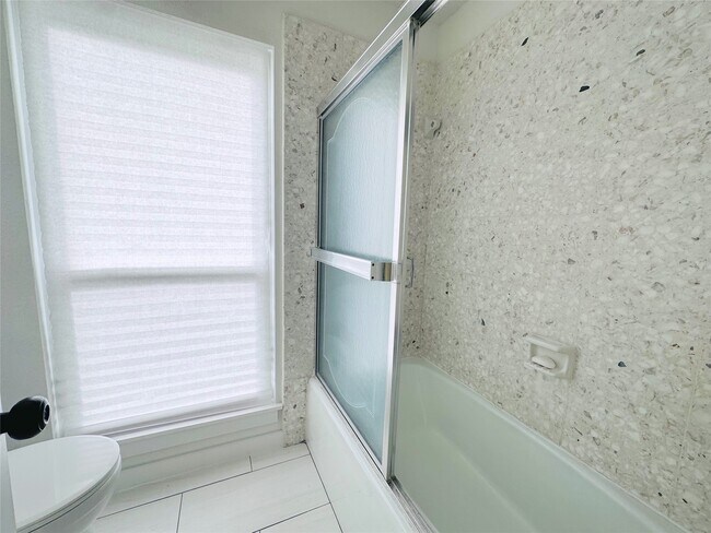 Building Photo - 3202 La Quinta Dr