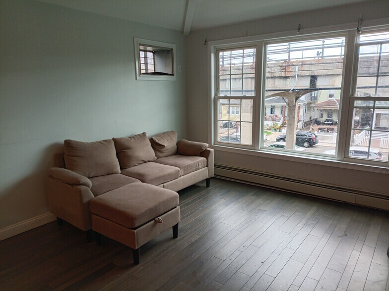 Building Photo - 9214 Rockaway Fwy