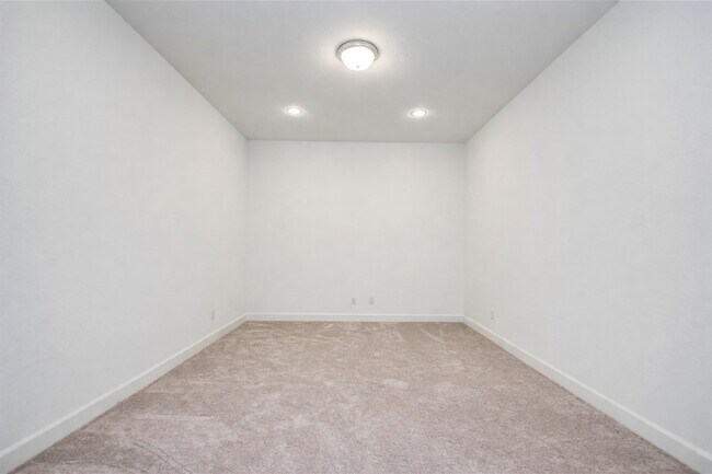 Building Photo - 3011 Hbr Spg Wy