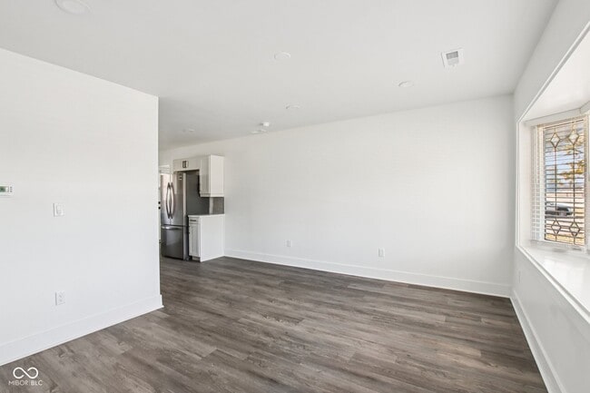 Building Photo - 21 N Devon Ave