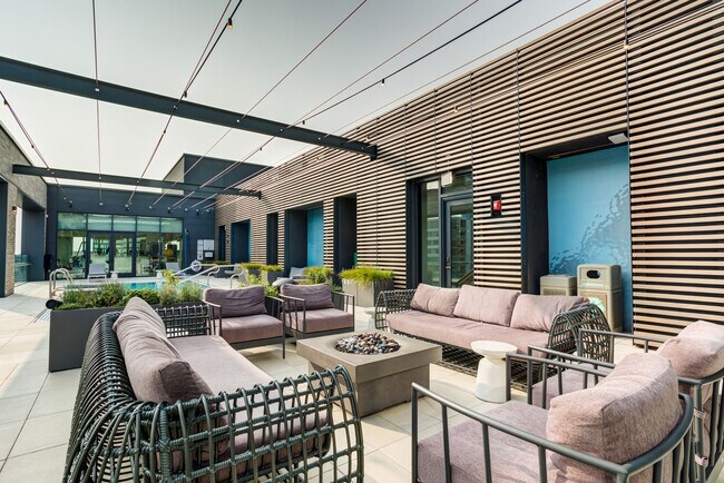 Building Photo - 165 North Des Plaines Street-SI FL12-ID748