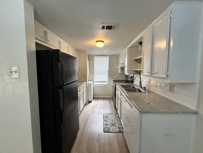 Building Photo - 8601 Memphis Dr