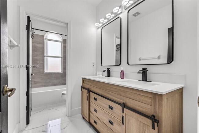 Building Photo - 1147 NE 37th Pl
