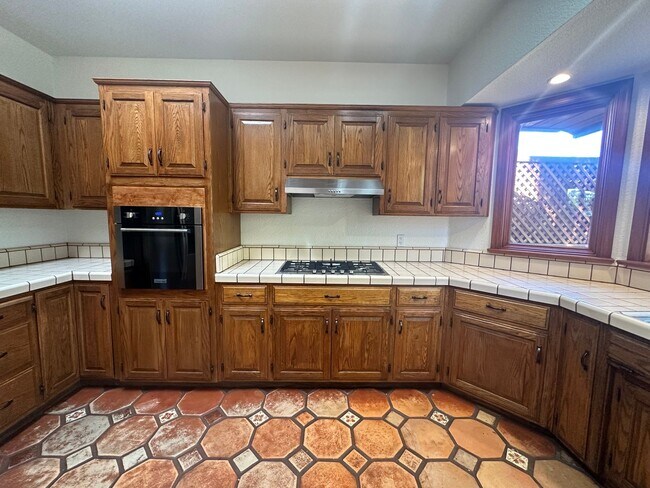 Building Photo - 406 N Santa Cruz Ave