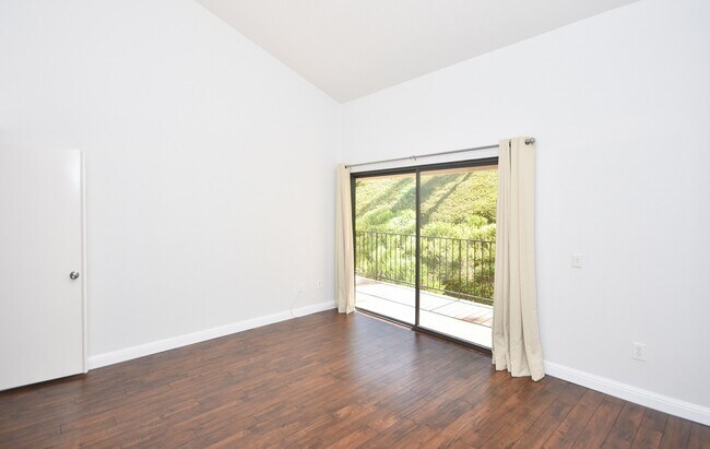 Building Photo - Cozy Upstairs Unit with Greenbelt View!