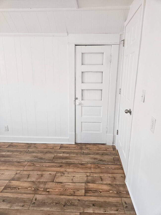 Building Photo - WOW! Look at this property ! You cant beat this price!