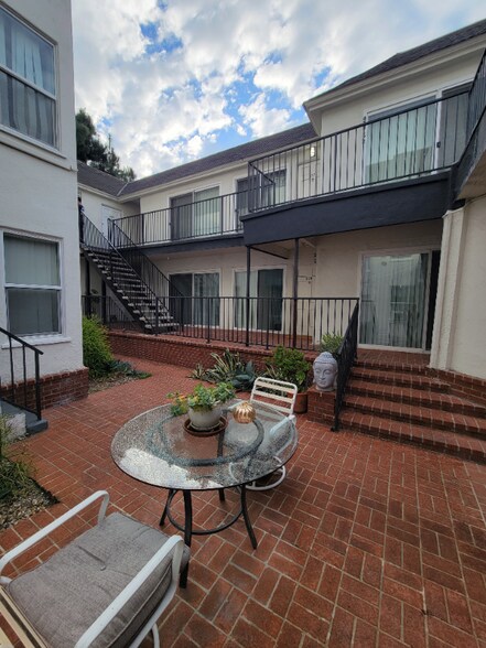 Building Photo - 485 S Roxbury Dr