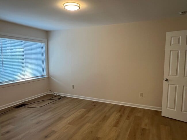 Building Photo - First Floor Forest Gardens - Walk to Beach!