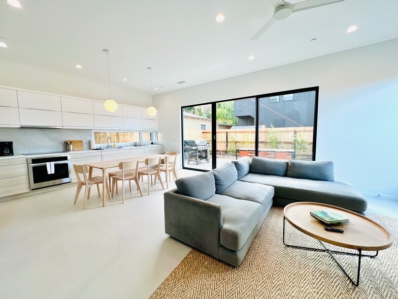 Building Photo - 112 Grandview St