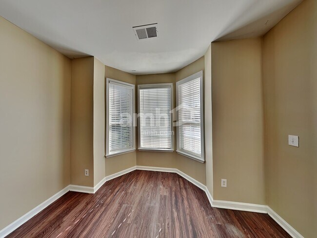 Building Photo - 9740 Lakemoore Cove