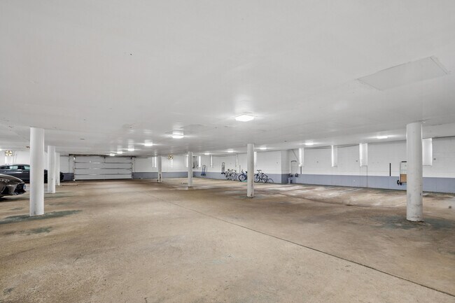 Building Photo - 400 Ascot Dr