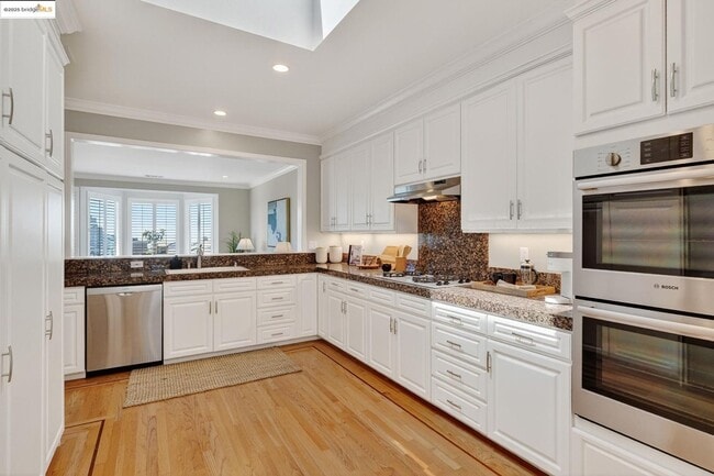 Building Photo - Four Bedroom Home with Panoramic Views