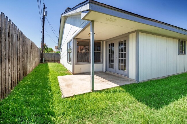 Building Photo - 1108 Peach Tree Cove