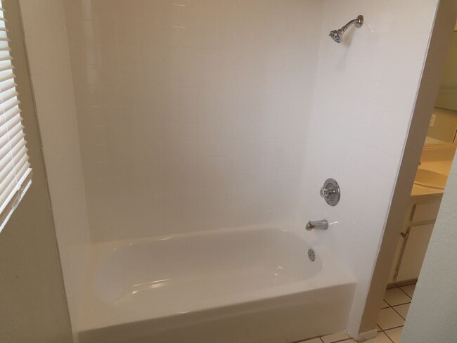 Building Photo - Renovated 2 Bed 2 1/2 Bath Condo with Atta...