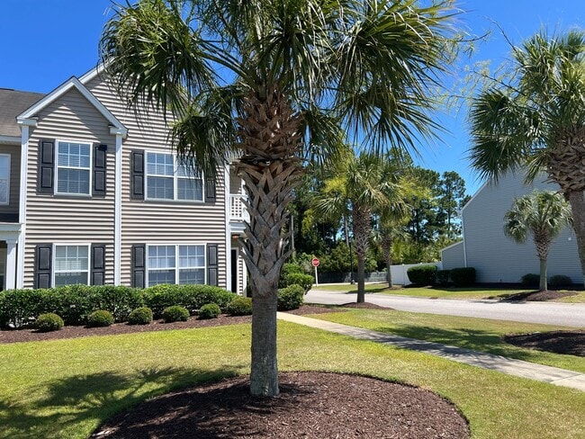 Building Photo - Beautiful 4 Bedroom, 3.5 Bath, Pet Friendl...