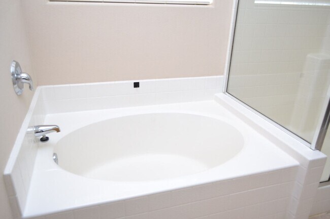 Building Photo - SW - 3 BEDROOMS PLUS LOFT SPACE