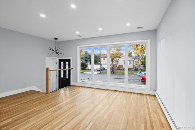 Building Photo - 2100 Beverly Way