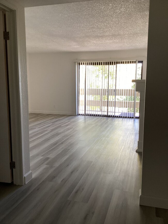 Building Photo - REMODELED UNIT IN THE LOVELY SKYLINE VILLA...