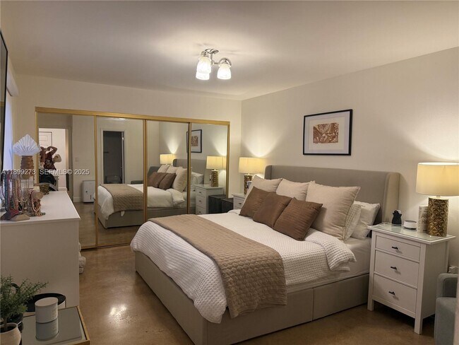 Building Photo - 4708 SW 67th Ave