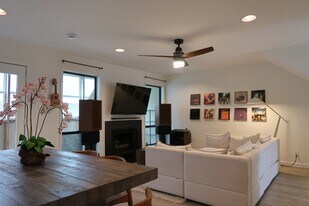 Building Photo - 1106 W 6th St