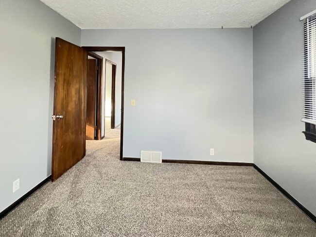 Building Photo - Beautiful walk-out ranch!