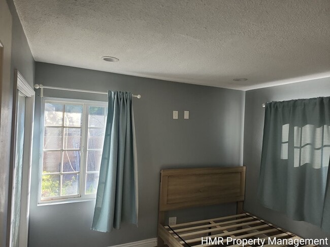 Building Photo - MOVE IN SPECIAL - Charming Single-Story Home