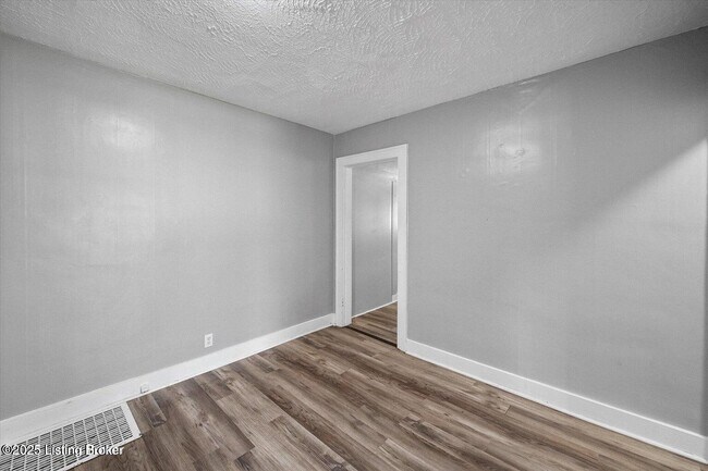 Building Photo - 221 W Woodlawn Ave