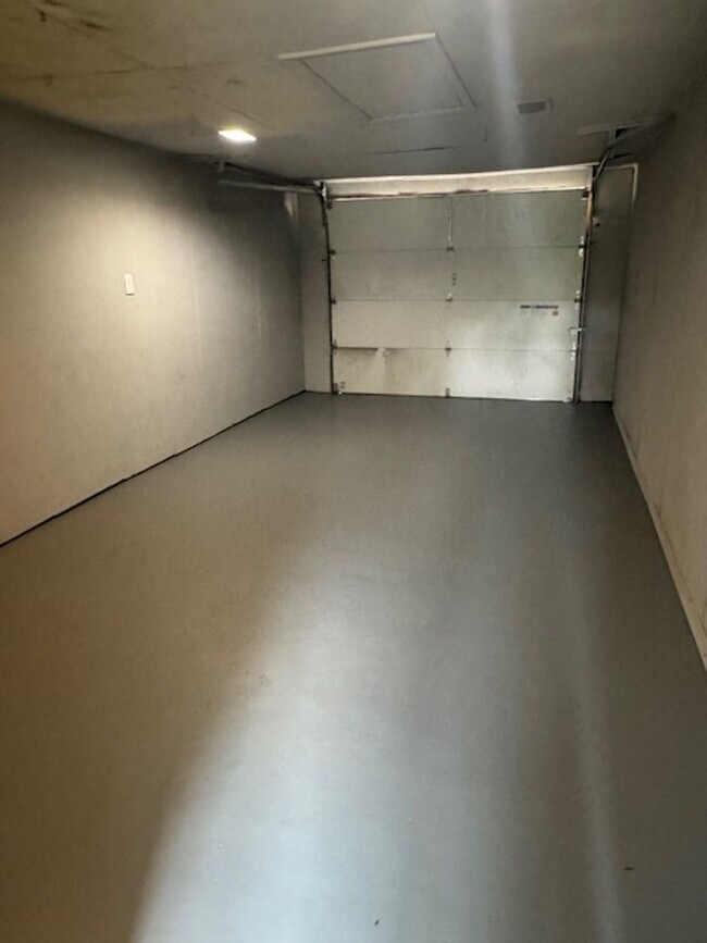 Building Photo - Three Bedroom, One Bath